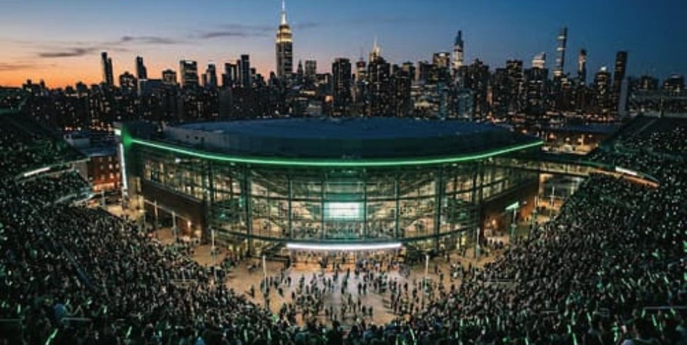 New York show: arena at dusk with the Manhattan skyline behind